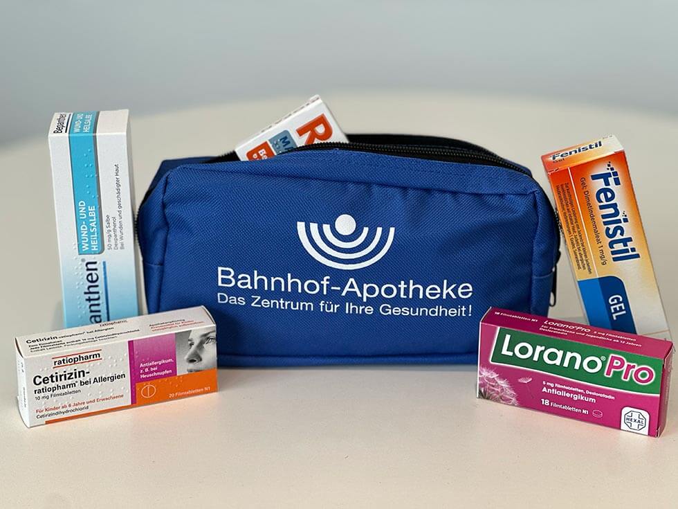 Bahnhof Apotheke blaue Tasche mit Medikamente